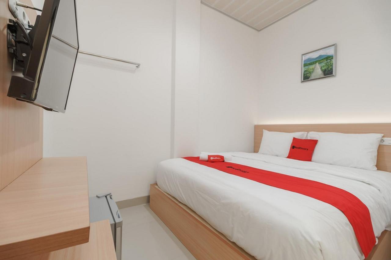 Reddoorz Plus Near Rs Rk Charitas 2 Palembang Exterior photo