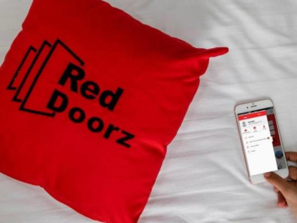 Reddoorz Plus Near Rs Rk Charitas 2 Palembang Exterior photo